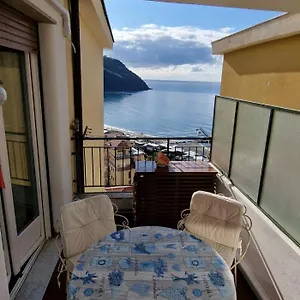 una-finestra-sul-mare-accanto-alle-5-terre.hotelitalianriviera.com/